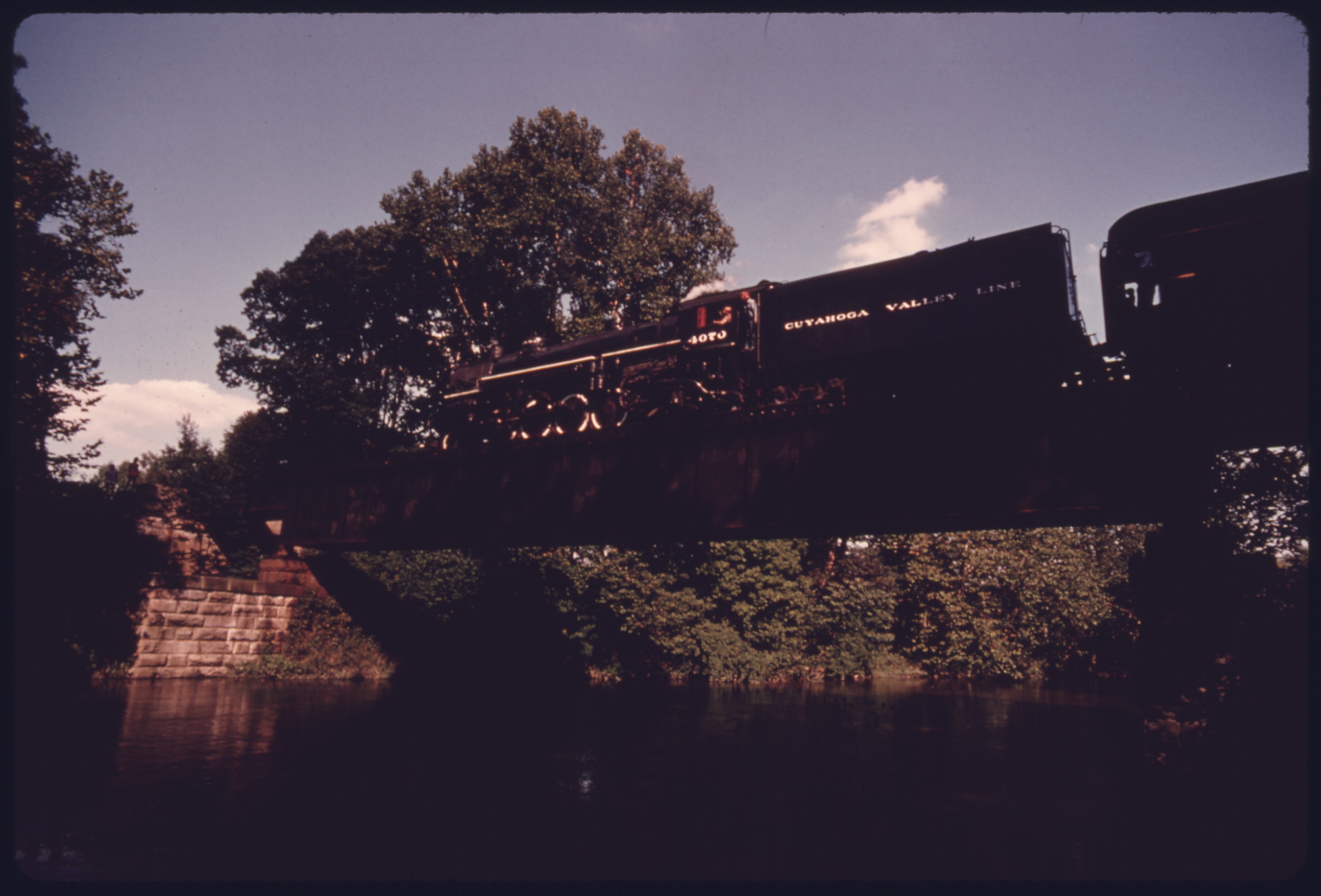 CUYAHOGA_VALLEY_LINE_STEAM_POWERED_WEEKEND_PASSENGER_TRAIN_CROSSES_THE_CUYAHOGA_RIVER_AT_THE_DEEP_LOCK_QUARRY,_A_PARK..._-_NARA_-_557960
