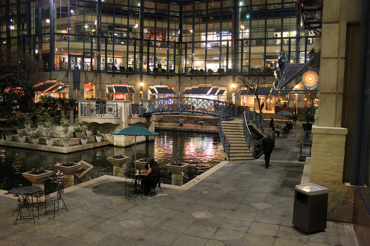 The Shops at Rivercenter (formerly Rivercenter Mall) a shopping